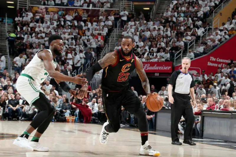 詹姆斯回归赛场，精彩发挥首场状态亮眼，公牛观众沸腾！